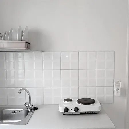 Marias' Quiet With Parking, Walk To Town Apartment *